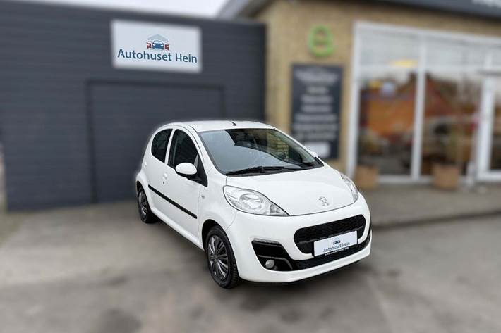 Hvid Peugeot 107 fra 2014 set udefra