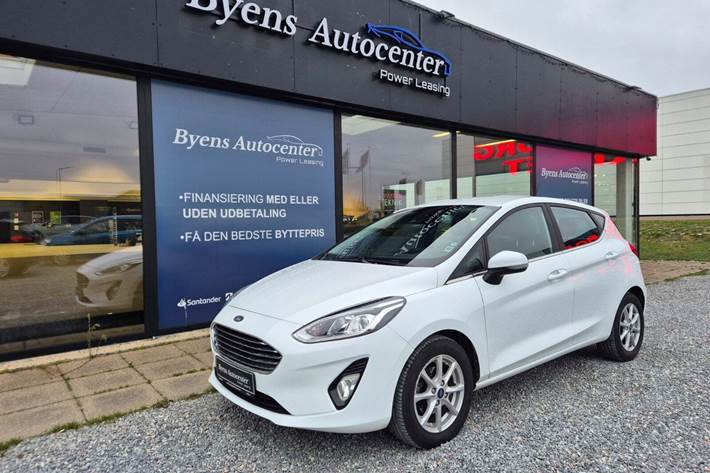 Hvid Ford Fiesta fra 2021 set udefra