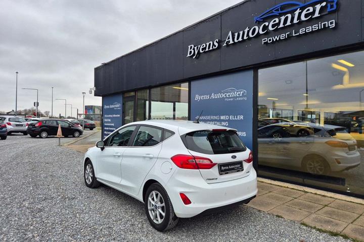 Hvid Ford Fiesta fra 2021