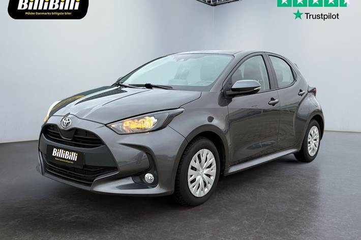 Grå Toyota Yaris fra 2021 set udefra