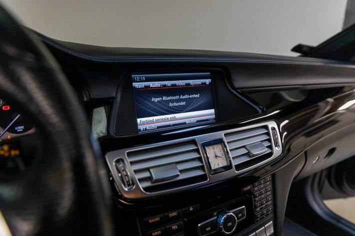 Sort Mercedes CLS500 fra 2012 set indefra