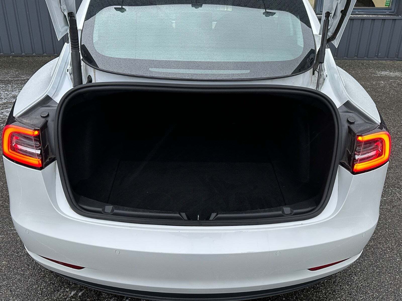 Hvid Tesla Model 3 fra 2021