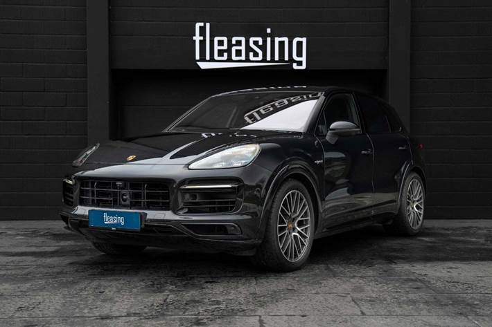 Sort Porsche Cayenne fra 2021 set udefra