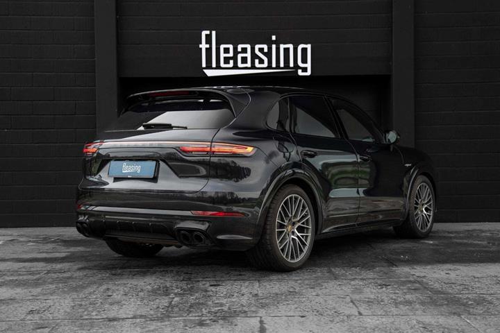 Sort Porsche Cayenne fra 2021