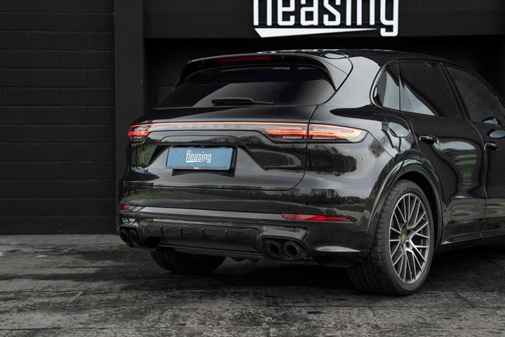 Sort Porsche Cayenne fra 2021