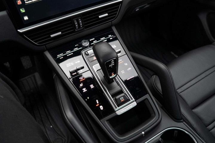 Sort Porsche Cayenne fra 2021