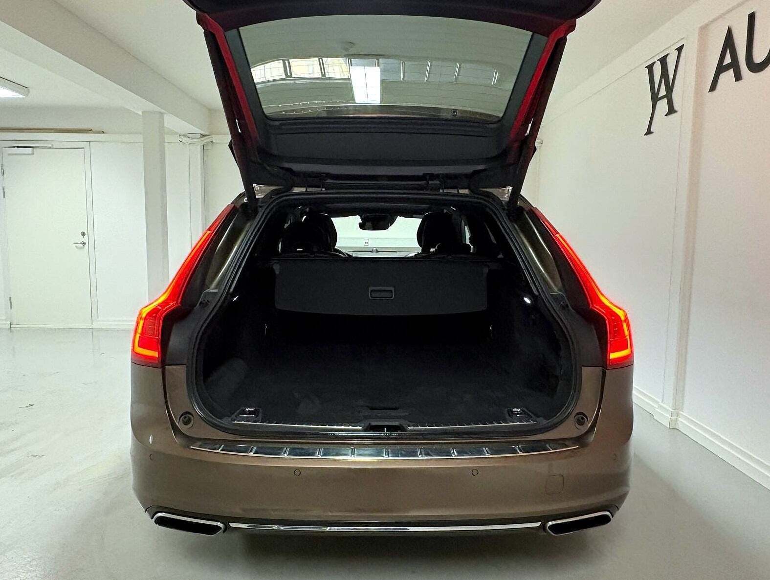 Brun Volvo V90 fra 2016