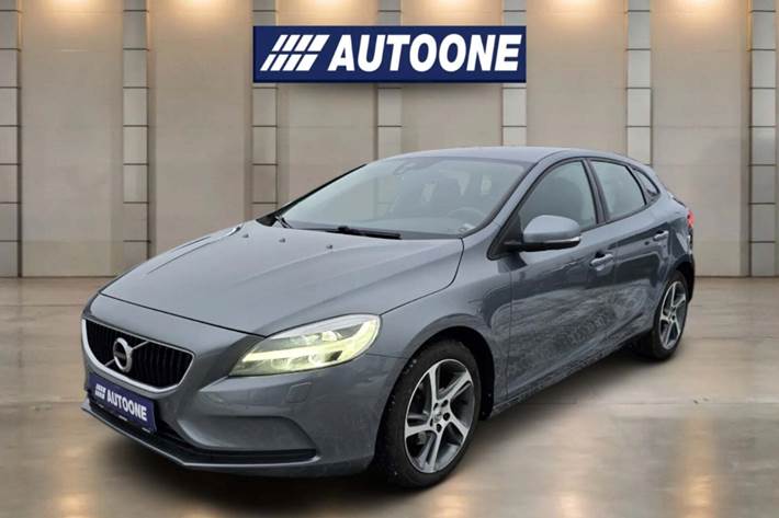 Grå Volvo V40 fra 2018 set udefra