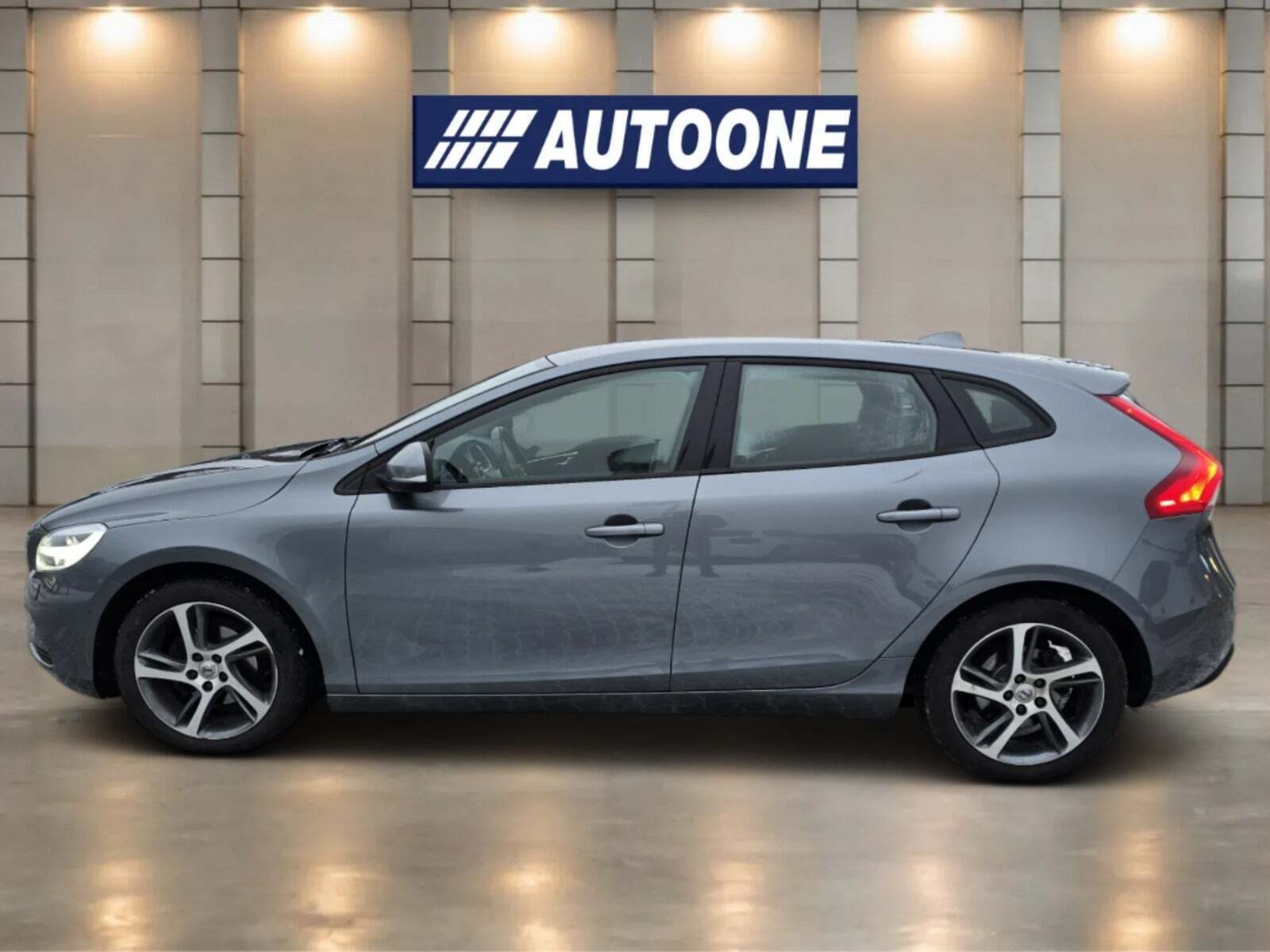 Grå Volvo V40 fra 2018