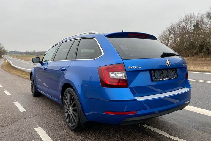 Blå Skoda Octavia fra 2020