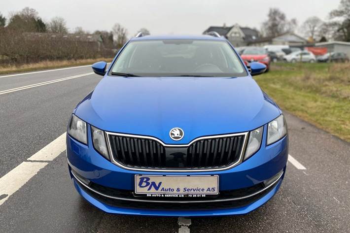 Blå Skoda Octavia fra 2020