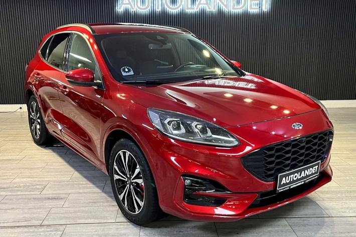 Rød Ford Kuga fra 2021 set udefra