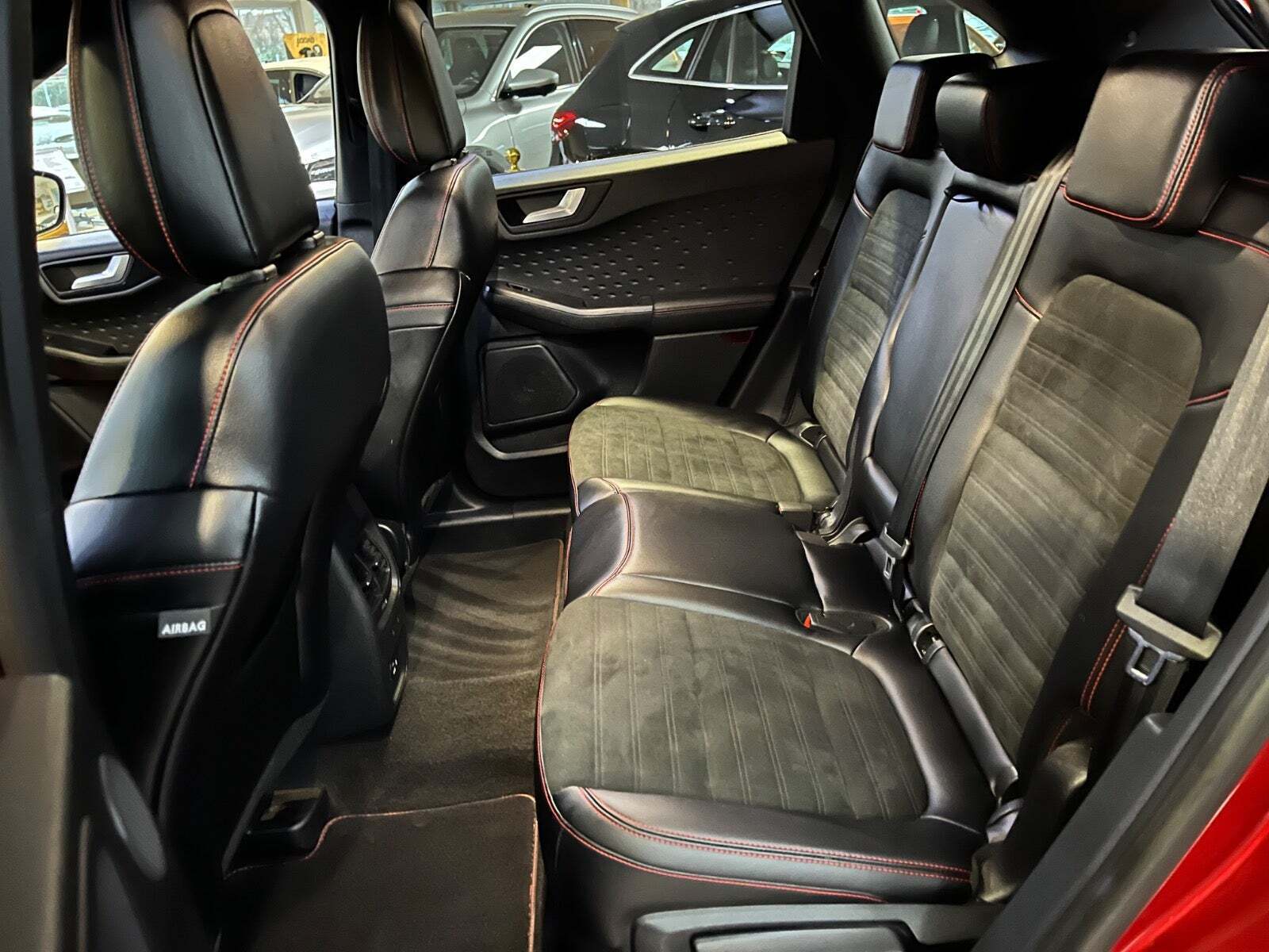 Rød Ford Kuga fra 2021