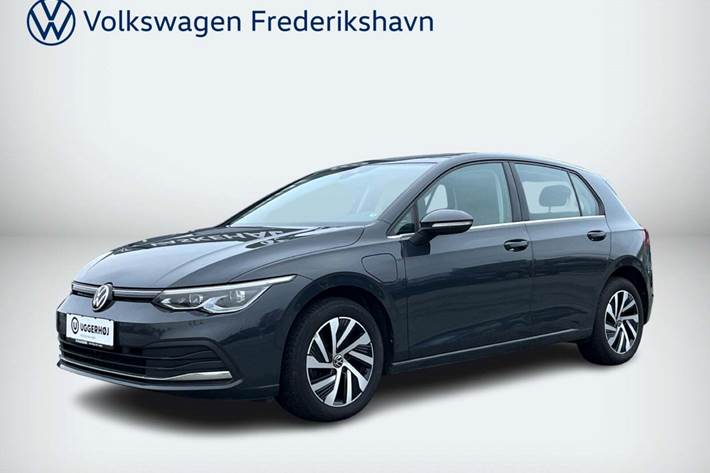 Grå VW Golf VIII fra 2020 set udefra