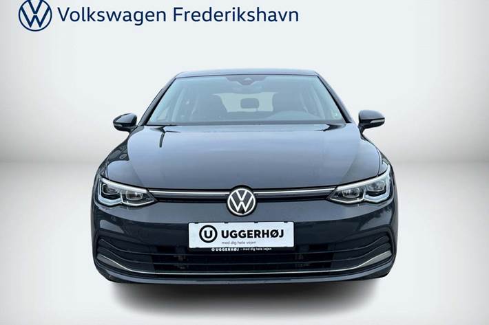 Grå VW Golf VIII fra 2020