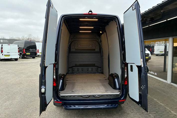 Blå Mercedes Sprinter 215 fra 2022 set udefra