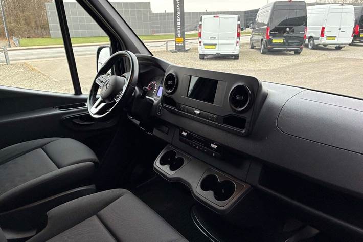 Blå Mercedes Sprinter 215 fra 2022 set indefra