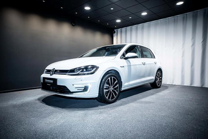 Hvid VW e-Golf VII fra 2020 set udefra