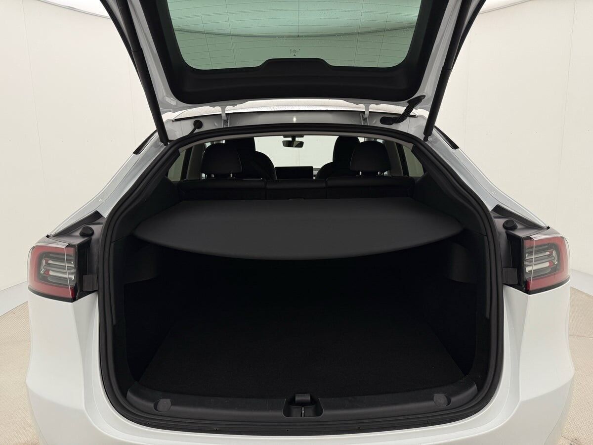 Hvid Tesla Model Y fra 2022