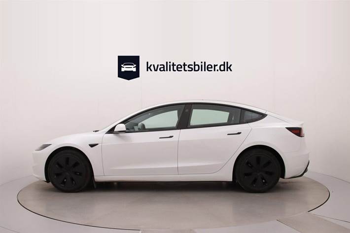Hvid Tesla Model 3 fra 2023