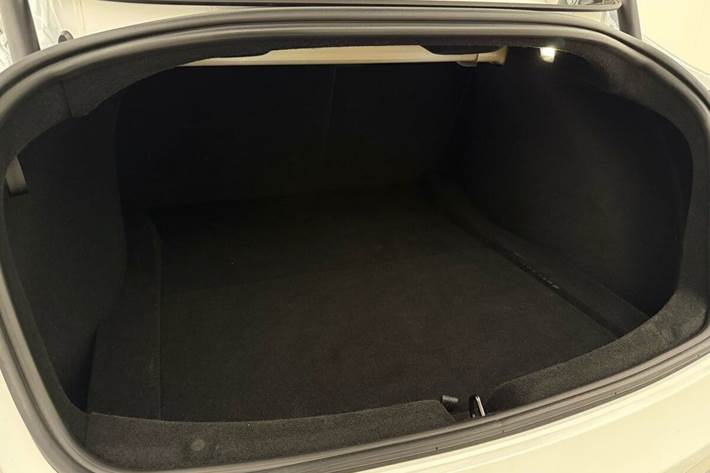 Hvid Tesla Model 3 fra 2023