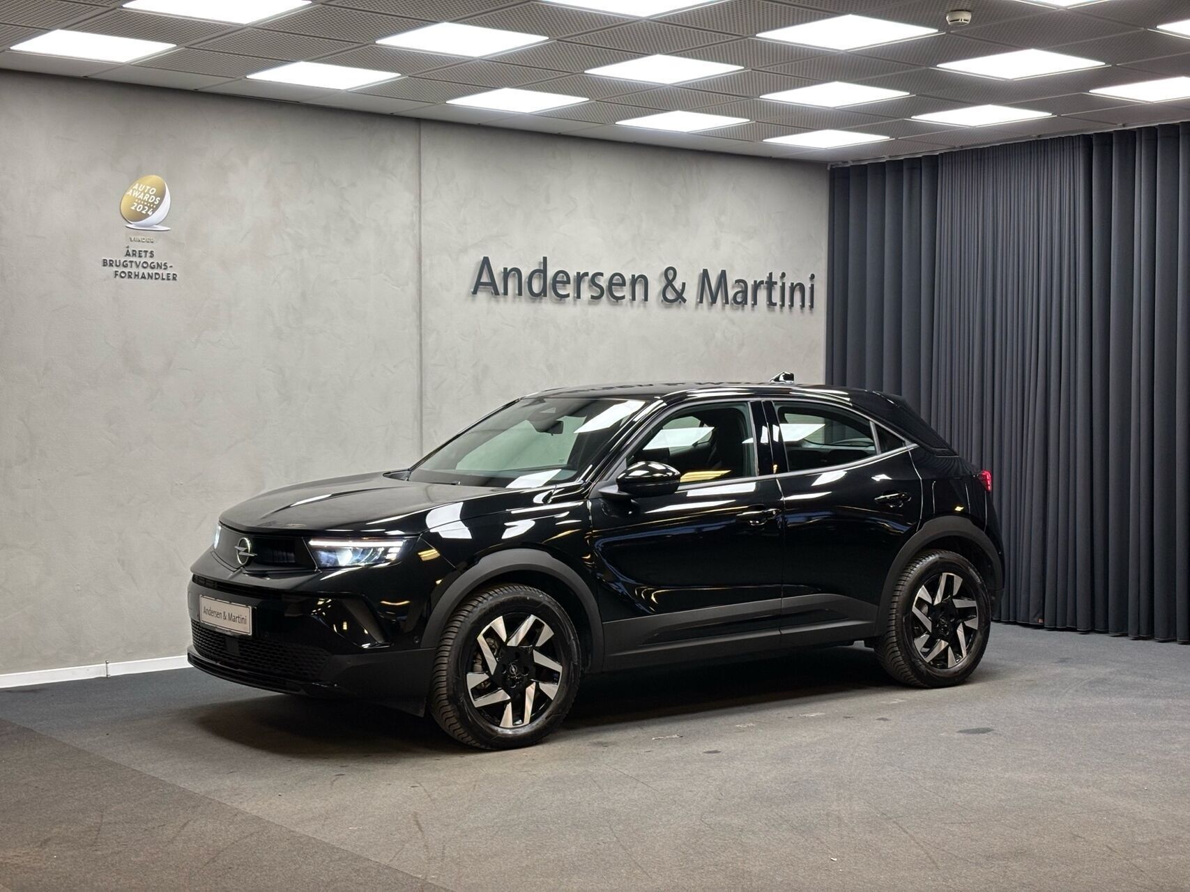 Sort Opel Mokka-e fra 2024 set udefra