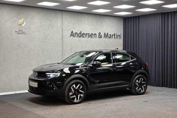 Sort Opel Mokka-e fra 2024 set udefra