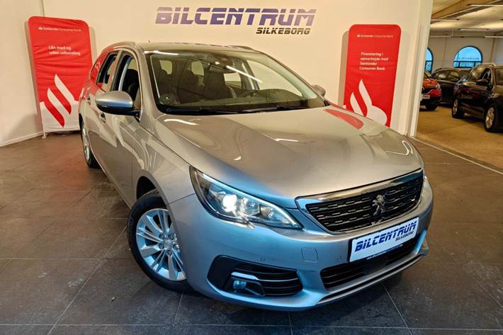 Sølv Peugeot 308 fra 2020 set udefra