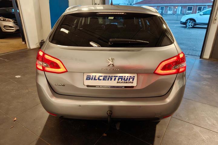 Sølv Peugeot 308 fra 2020
