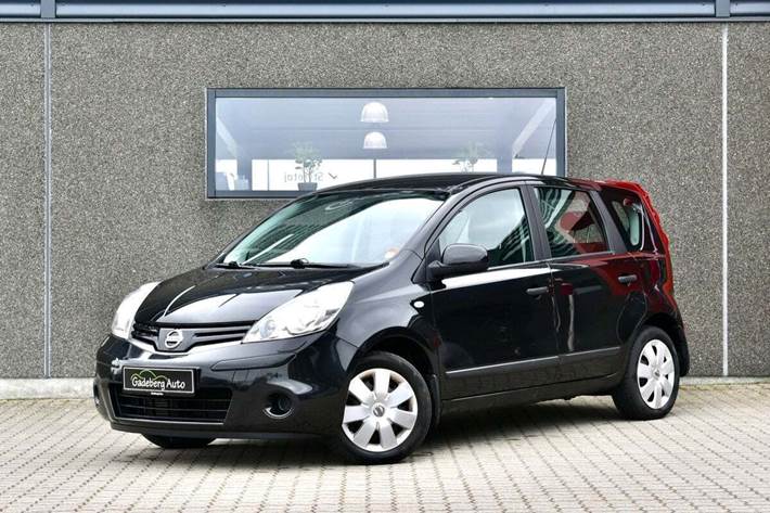 Sort Nissan Note fra 2011 set udefra