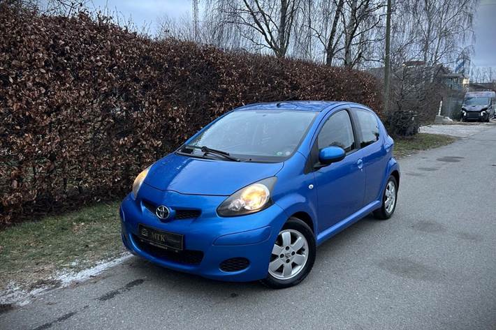 Blå Toyota Aygo fra 2011 set udefra