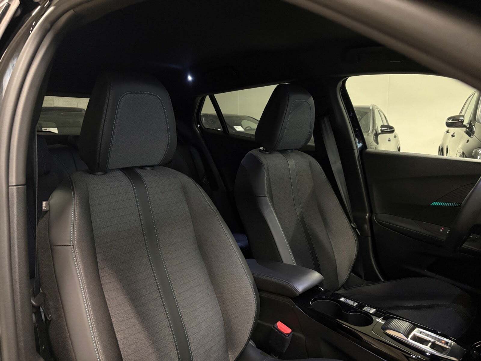 Sort Peugeot e-2008 fra 2023