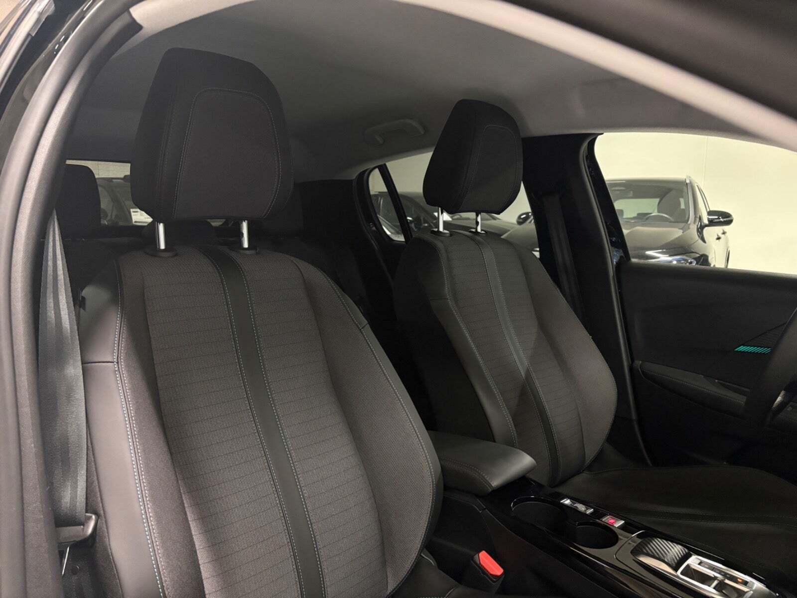 Sort Peugeot e-208 fra 2023