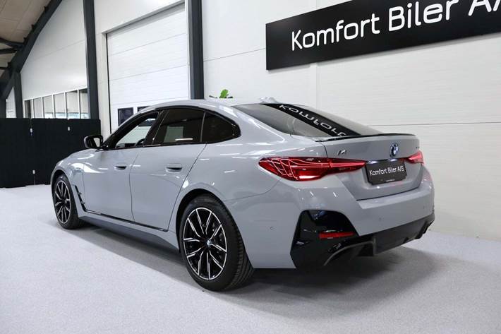 Grå BMW i4 fra 2025