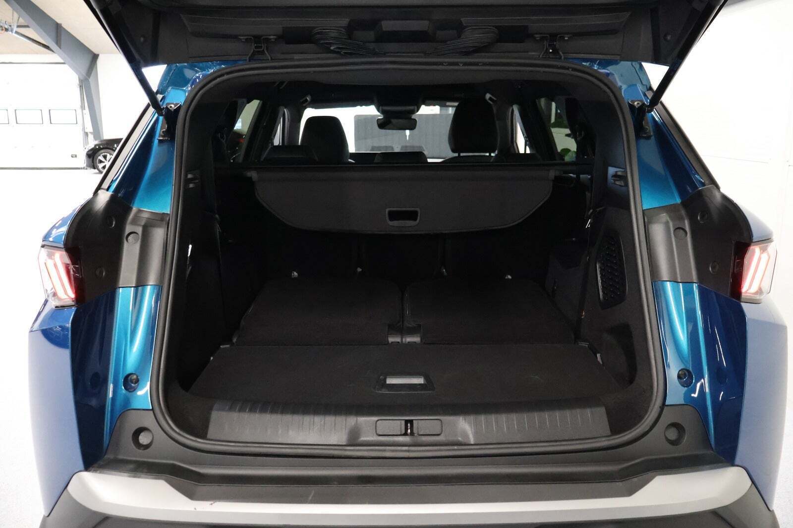 Blå Peugeot e-5008 fra 2025