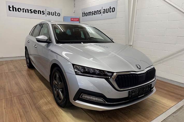 Sølv Skoda Octavia fra 2021 set udefra