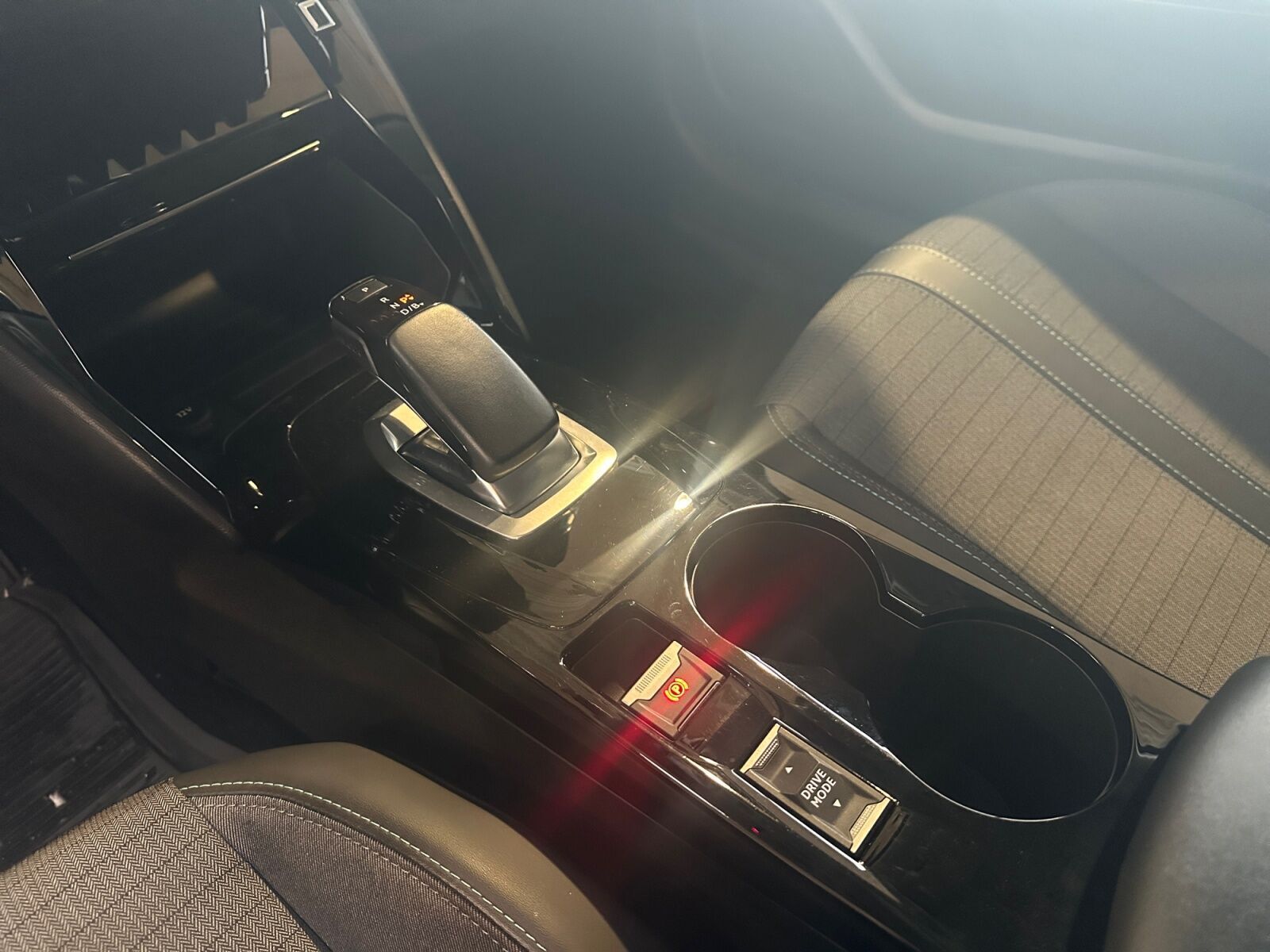 Gul Peugeot e-208 fra 2021