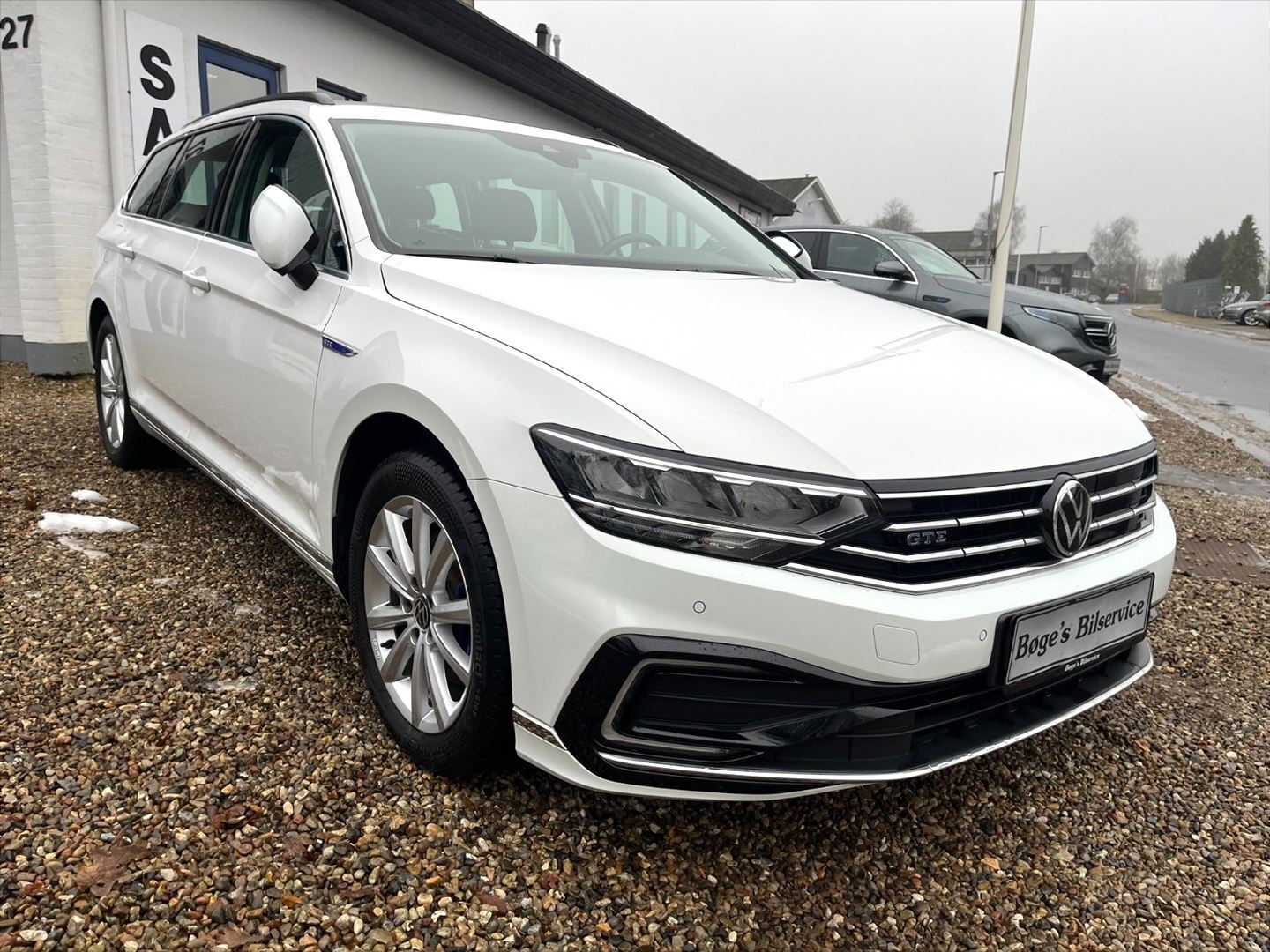 Hvid VW Passat fra 2021 set udefra