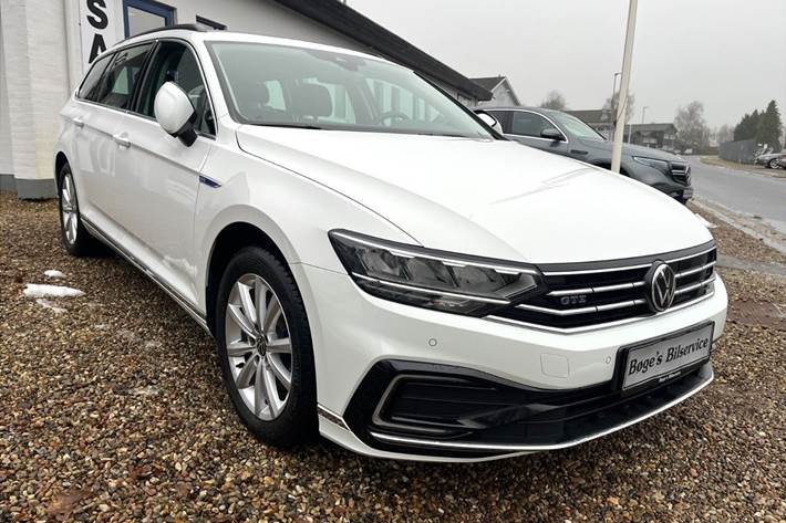 Hvid VW Passat fra 2021 set udefra