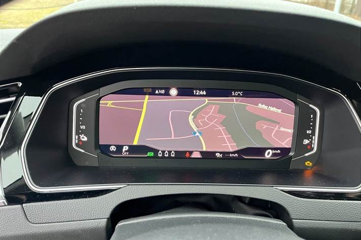 Hvid VW Passat fra 2021