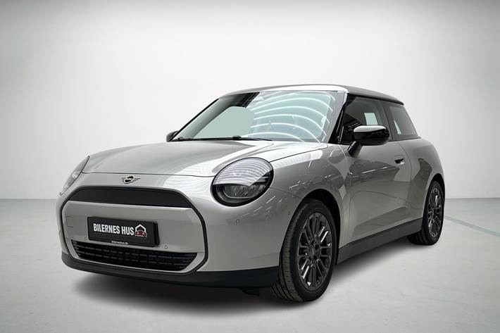 Grå Mini Cooper fra 2024 set udefra