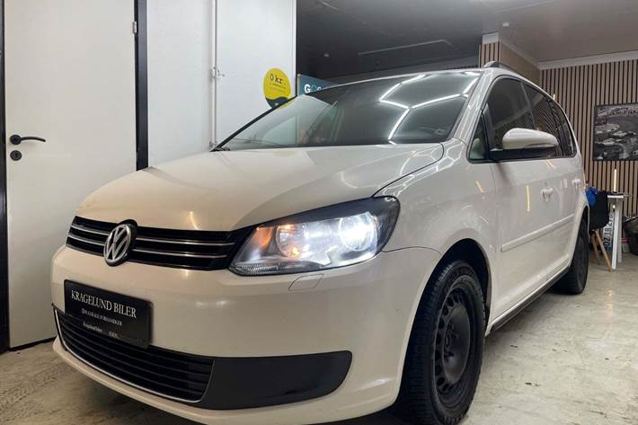 Grøn VW Touran fra 2011 set udefra