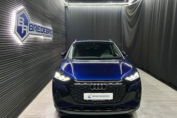 Blå Audi Q4 e-tron fra 2024