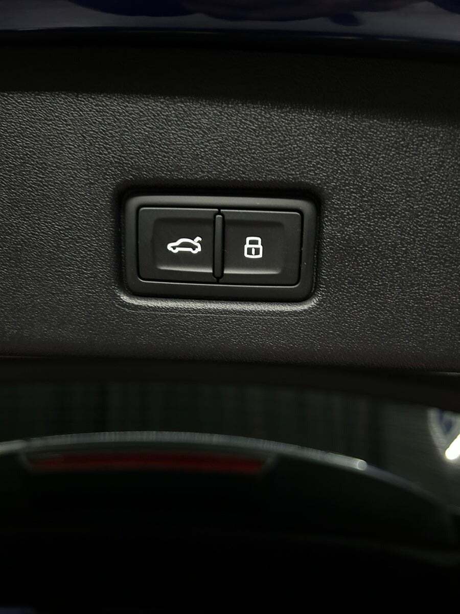 Blå Audi Q4 e-tron fra 2024