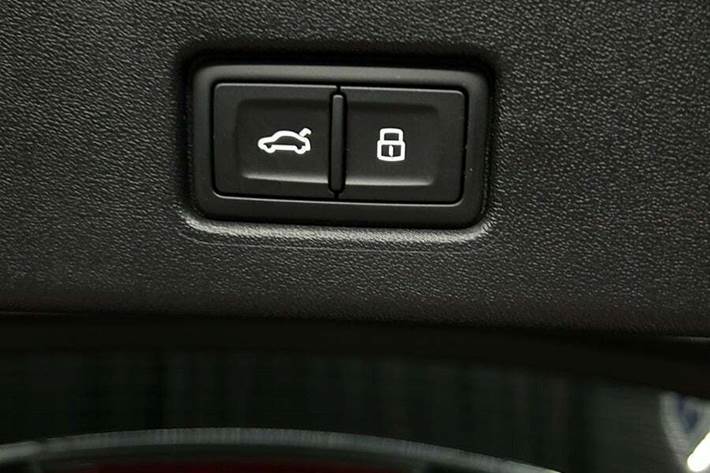 Blå Audi Q4 e-tron fra 2024