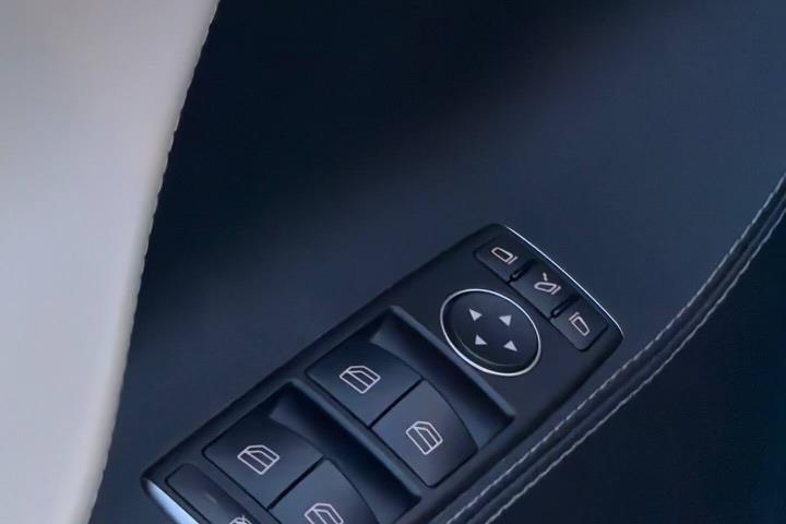 Blå Tesla Model S fra 2015