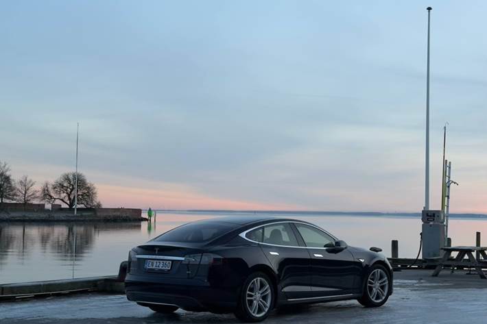 Blå Tesla Model S fra 2015