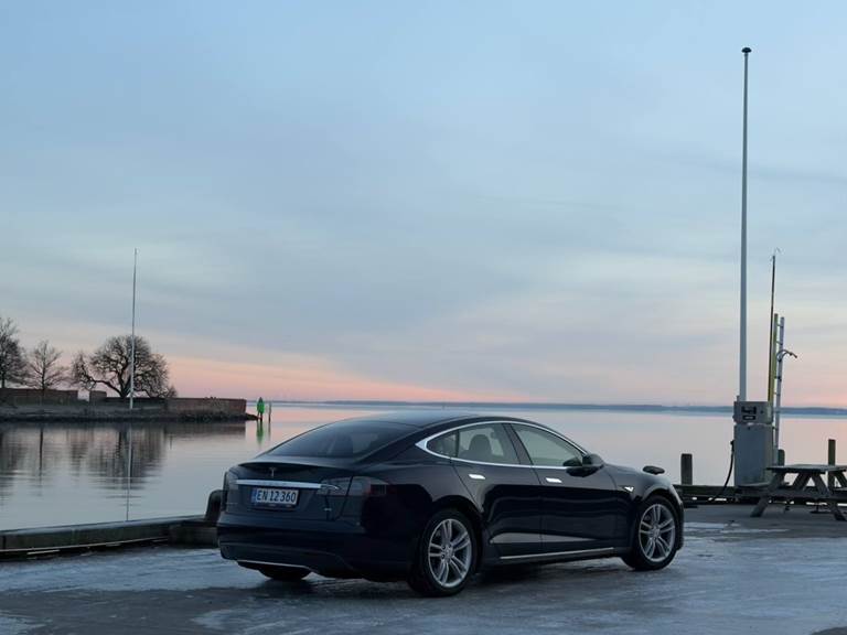 Tesla Model S 85R