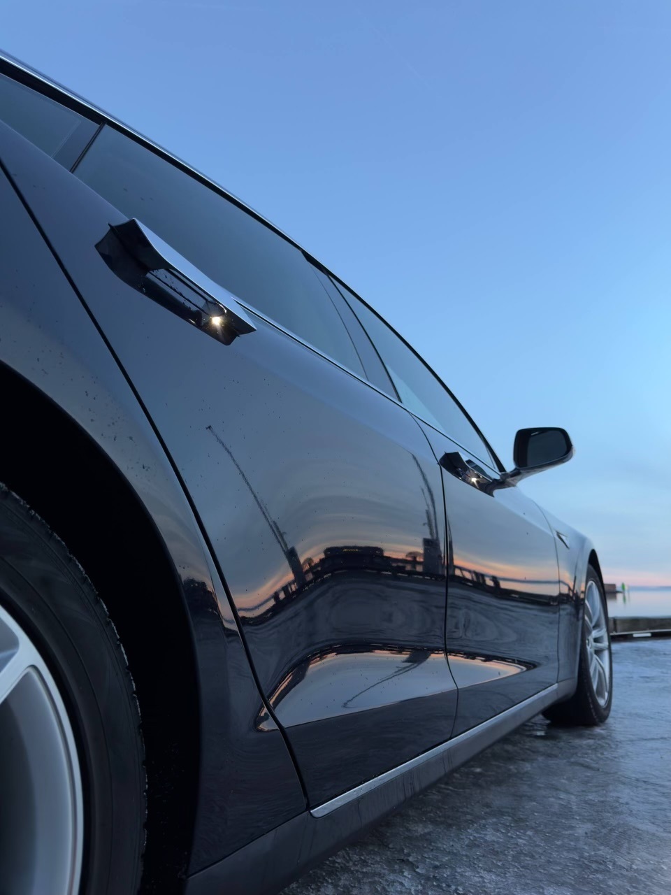 Blå Tesla Model S fra 2015
