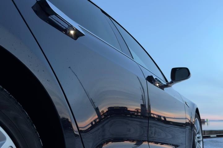Blå Tesla Model S fra 2015